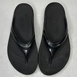 Oofos Women’s Black Recovery Sandals 8